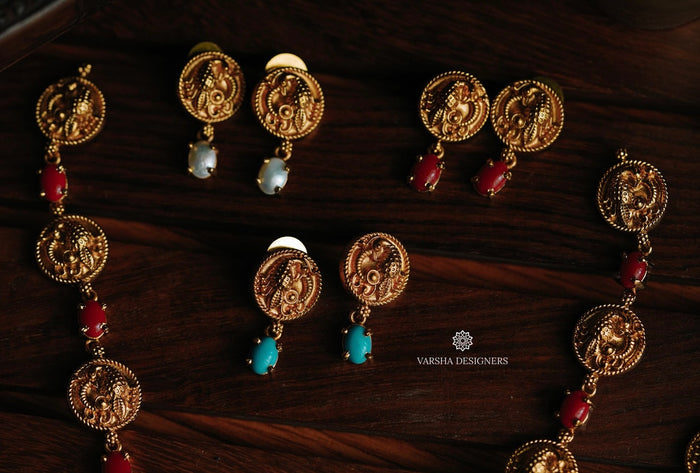 Adorable Oval Stone Coin Necklace