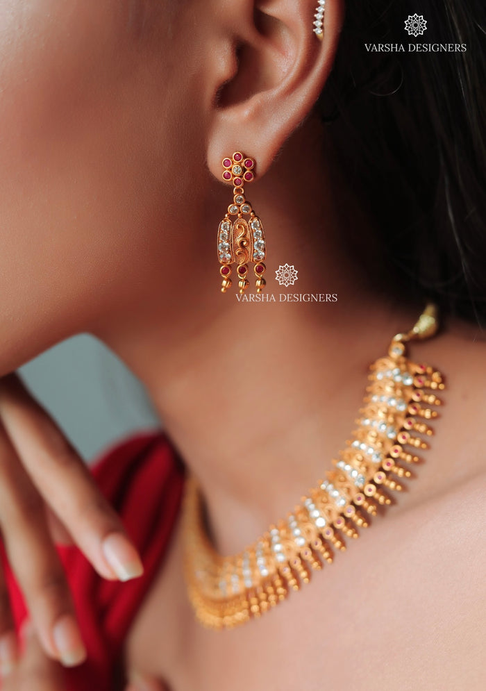 Matte Finish White Stone Rivet Necklace Set
