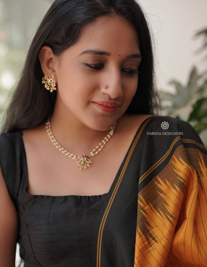 Pretty Lotus Pendant Pearl Choker Set