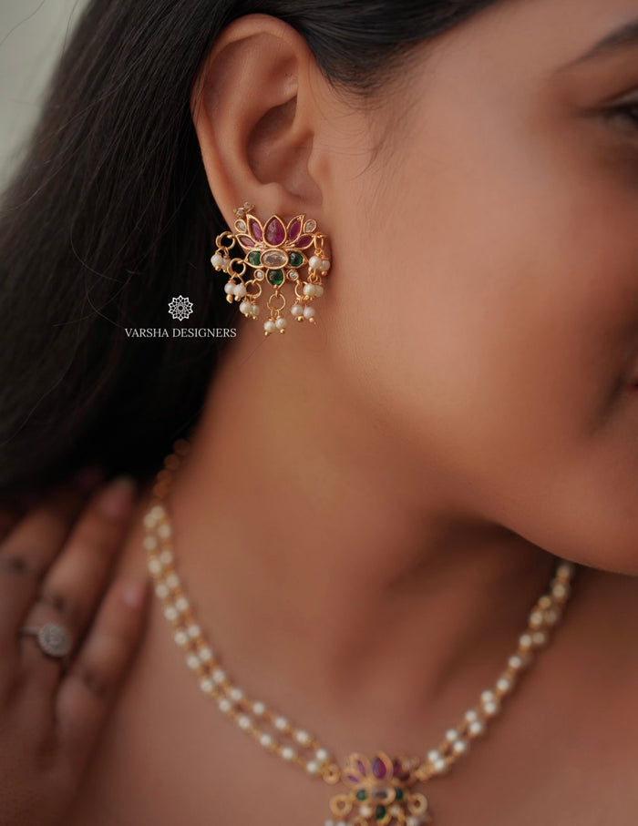 Pretty Lotus Pendant Pearl Choker Set